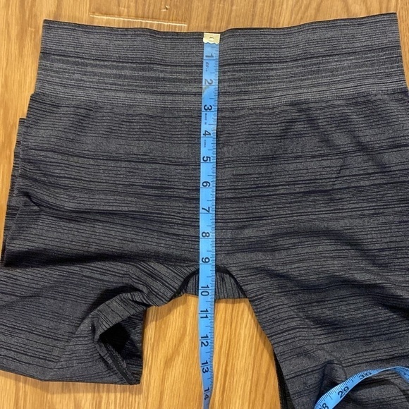 Fabletics Women’s Grey Black Striped  High Rise Capris (Size 8) - Picture 7 of 9